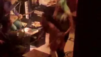 Lewis y Hugo travesti chupando pollas en acción
