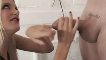 Liza Rowe muestra cómo follar al padrastro de su novio