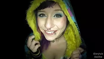 Adolescente japonesa Maomi Nagasawa chupa la polla y bombea duro