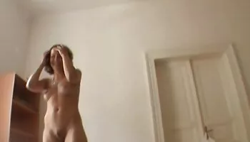 Puta madura cachonda jugando en su sofá