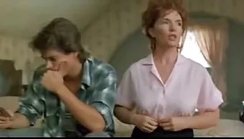 Louise le hace una mamada a Chris directamente en kuzhne
