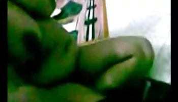 Adolescente morena innata con grandes tetas lindas