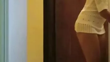 Mizuki Ogawa grita con una polla en su vagina