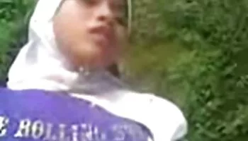 Transexual asiática de pelo largo se masturba y pone plátano en el culo