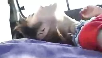 Preciosa asiática en cámara burlándose y golpeando HD
