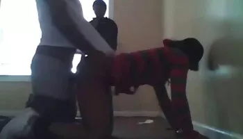 Latino musculoso toma una polla