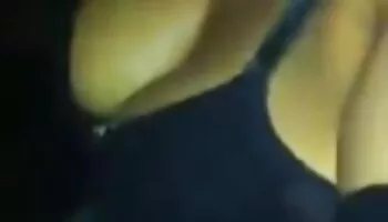 Modelo teniendo dificultades con una gran polla negra