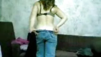 Mira las GRANDES TETAS de esta Puta