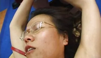 Masajista Lily seduce a Samantha para follar