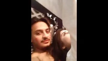 Ladyboy namwhan masturbación con la mano y bareback anal