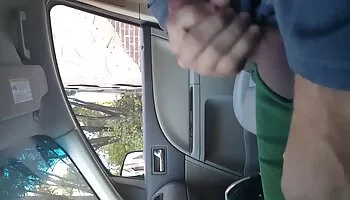 Kinky Orina ama que la follen en la oficina