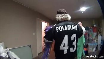 Al hombre le gusta que la esposa caliente se lleve la gran polla de otro hombre