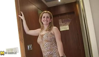 BabyDollBBW adolescente de vientre enorme muestra a su delgado novio lo cachonda que puede llegar a ser